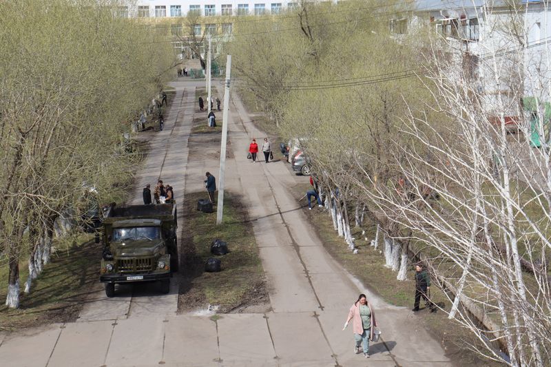 Апрель - традиционное время привести родной город в порядок после долгой зимы, а субботники - добрая традиция, объединяющая всех, кому дорог чистый дом.