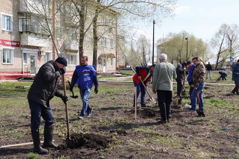 Сегодня работники администрации приняли участие в плановом субботнике, в рамках которого высадили ёлки, убрали мусор и траву с канав и территорий улиц Коммунистическая, Советская, Ермолаева.