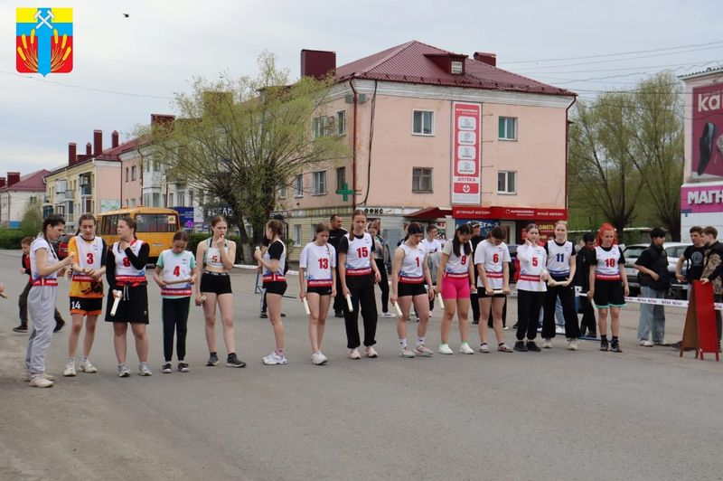 На традиционной легкоатлетической эстафете, состоявшейся 6 мая в преддверии Дня Победы, приняли участие 15 команд из общеобразовательных учреждений Исилькульского района.